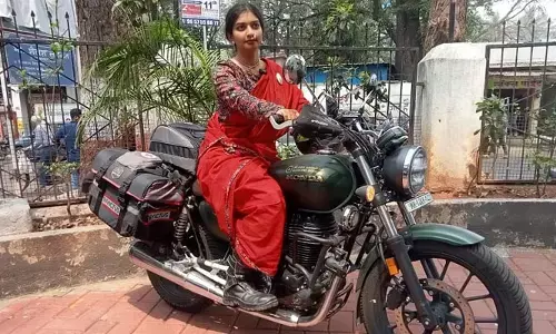 చీర కట్టుతో బైక్ పై ప్రపంచాన్ని చుట్టేయనున్న మహిళా..