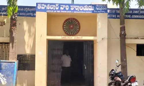 చీకటి వలయంగా తహసీల్దార్ కార్యాలయం