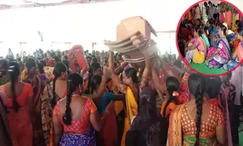మహిళా దినోత్సవం రోజే మహిళలకు అవమానం.. కుర్చీల కోసం కొట్లాట