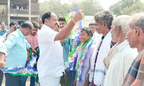 Anakapalli: వైసీపీలో చేరిన 150 మంది టీడీపీ కార్యకర్తలు