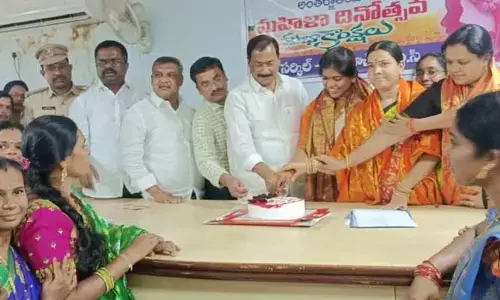 మహిళలు అన్ని రంగాల్లో రాణించాలి: ఎమ్మెల్యే బేతి సుభాష్ రెడ్డి
