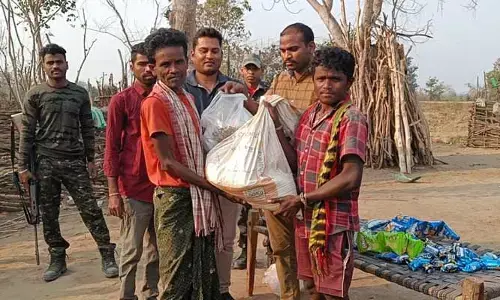 గిరిజనులకు నిత్యావసర సరుకులు పంపిణీ