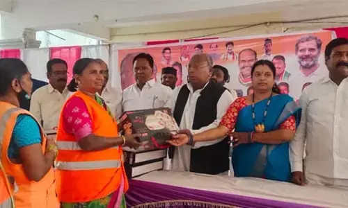మహిళలకు సమాన హక్కు కల్పించింది కాంగ్రెస్ పార్టీ యే : హనుమంతరావు