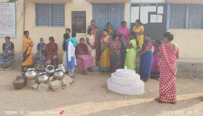 గ్రామపంచాయతీకి తాళం వేసి ఖాళీ బిందెలతో మహిళల నిరసన గ్రామపంచాయతీకి తాళం వేసి ఖాళీ బిందెలతో మహిళల నిరసన