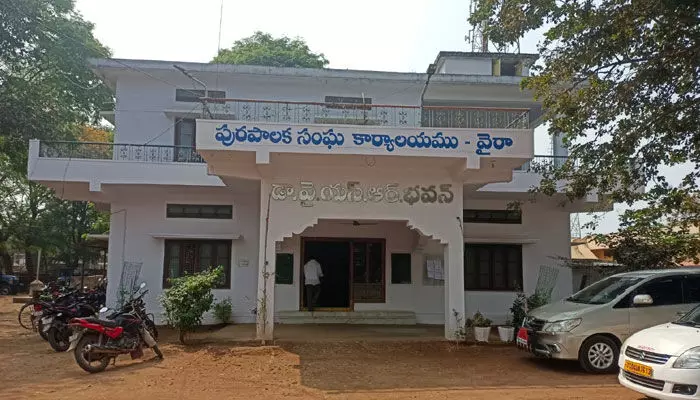 ఇక్కడ నేను చెప్పిందే వేదం.. కార్మికులంతా నా కనుసన్నల్లో పని చేయాలి ఇక్కడ నేను చెప్పిందే వేదం.. కార్మికులంతా నా కనుసన్నల్లో పని చేయాలి