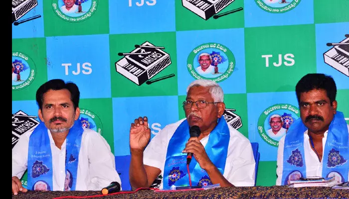 కవిత జంతర్ మంతర్ ధర్నా సిగ్గుచేటు: కోదండరామ్ కవిత జంతర్ మంతర్ ధర్నా సిగ్గుచేటు: కోదండరామ్