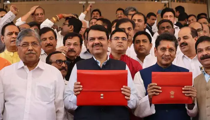 మహారాష్ట్ర అసెంబ్లీలో బడ్జెట్ ప్రవేశపెట్టిన ఫడ్నవిస్ మహారాష్ట్ర అసెంబ్లీలో బడ్జెట్ ప్రవేశపెట్టిన ఫడ్నవిస్