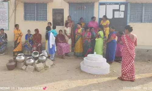 గ్రామపంచాయతీకి తాళం వేసి ఖాళీ బిందెలతో మహిళల నిరసన