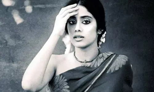 కొప్పున పూలు, కళ్లకు కాటుక.. జాన్వీ అందాలకు తారక్ ఫ్యాన్స్ ఫిదా!