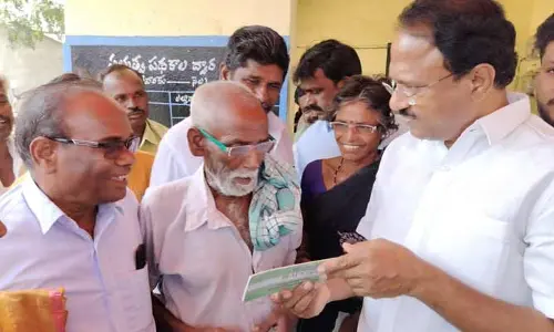 కంటి చూపు ఎట్లుంది పెద్దాయన...? ఇక్కడేముందో కనబడుతుందా..?