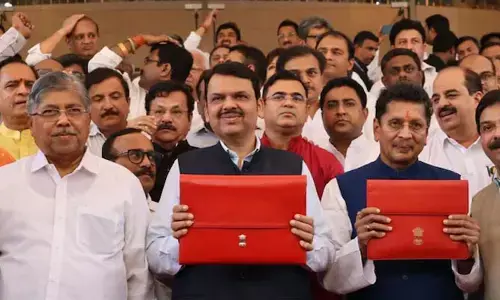 మహారాష్ట్ర అసెంబ్లీలో బడ్జెట్ ప్రవేశపెట్టిన ఫడ్నవిస్