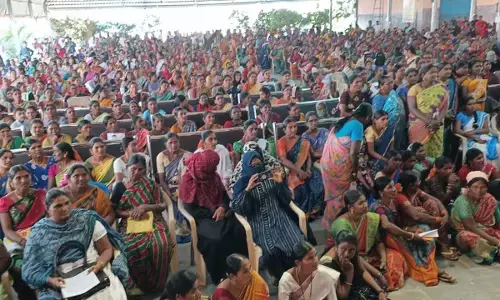 మహిళా దినోత్సవం రోజే మహిళలకు అవమానం..