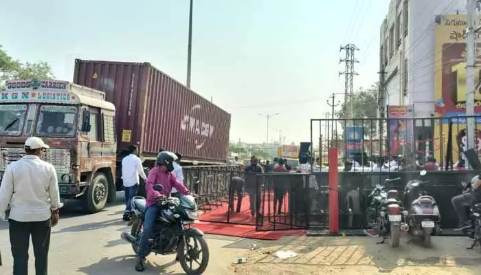 చందన బ్రదర్స్ ఆర్భాటాల కోసం ప్రజలకు ఇబ్బందులా.. ? చందన బ్రదర్స్ ఆర్భాటాల కోసం ప్రజలకు ఇబ్బందులా.. ?