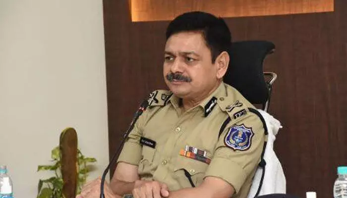 వీహెచ్పీ నేతకు రాచకొండ సీపీ బెదిరింపులు వీహెచ్పీ నేతకు రాచకొండ సీపీ బెదిరింపులు