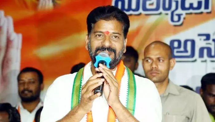 ఢిల్లీ లిక్కర్ స్కామ్ వ్యవహారంపై స్పందించిన రేవంత్ రెడ్డి ఢిల్లీ లిక్కర్ స్కామ్ వ్యవహారంపై స్పందించిన రేవంత్ రెడ్డి