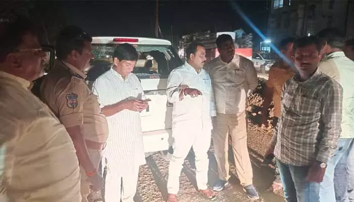 బీజేపీ జిల్లా ఇంచార్జ్ పై రాళ్ల దాడి.. బీజేపీ జిల్లా ఇంచార్జ్ పై రాళ్ల దాడి..