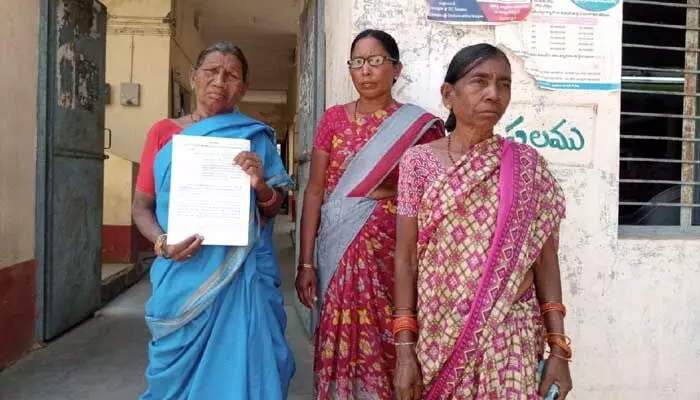కలెక్టర్ చెప్పినా తహసీల్దార్ ఖాతర్ సేస్తలేడు..! కలెక్టర్ చెప్పినా తహసీల్దార్ ఖాతర్ సేస్తలేడు..!