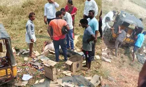 మద్యం బాటిళ్లతో వెళ్తున్న ఆటో బోల్తా