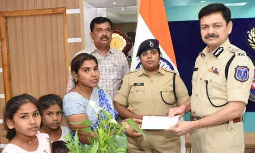 బ్రెయిన్ స్ట్రోక్ తో చనిపోయిన కానిస్టేబుల్ కుటుంబానికి ఆర్థిక చేయూత