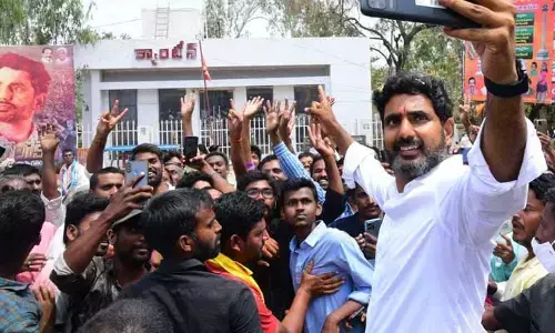 అది శాడిజం జగన్ రెడ్డి: Nara Lokesh Selfie Raging