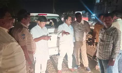 బీజేపీ జిల్లా ఇంచార్జ్ పై రాళ్ల దాడి..