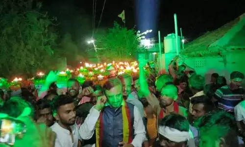 యువకులతో చిందేసిన మదన్ మోహన్..