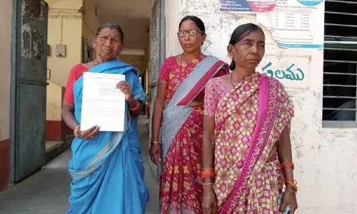 కలెక్టర్ చెప్పినా తహసీల్దార్ ఖాతర్ సేస్తలేడు..!