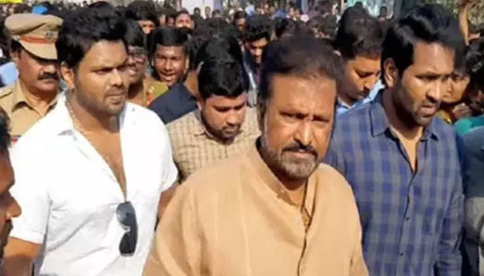 ఆ విషయంలో మనోజ్, విష్ణు మధ్య గొడవలు.. మోహన్ బాబు రియాక్షన్ ఇదే! ఆ విషయంలో మనోజ్, విష్ణు మధ్య గొడవలు.. మోహన్ బాబు రియాక్షన్ ఇదే!