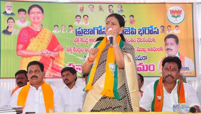 కేంద్ర ప్రభుత్వ నిధులతోనే గ్రామాల అభివృద్ది.. డీకే అరుణ కేంద్ర ప్రభుత్వ నిధులతోనే గ్రామాల అభివృద్ది.. డీకే అరుణ
