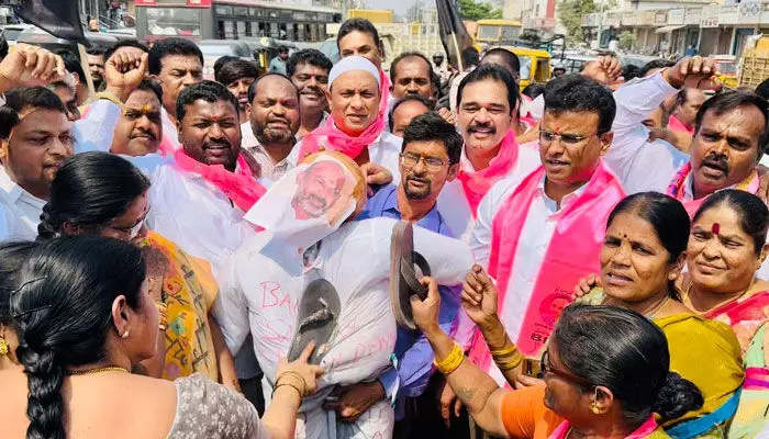 బండి సంజయ్ వ్యాఖ్యలకు నిరసనగా ఎమ్మెల్యే ఆధ్వర్యంలో ధర్నా బండి సంజయ్ వ్యాఖ్యలకు నిరసనగా ఎమ్మెల్యే ఆధ్వర్యంలో ధర్నా
