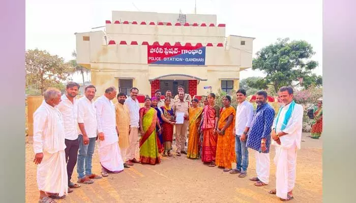 గాంధారి పోలీస్ స్టేషన్లో బండి సంజయ్ పై ఫిర్యాదు.. గాంధారి పోలీస్ స్టేషన్లో బండి సంజయ్ పై ఫిర్యాదు..