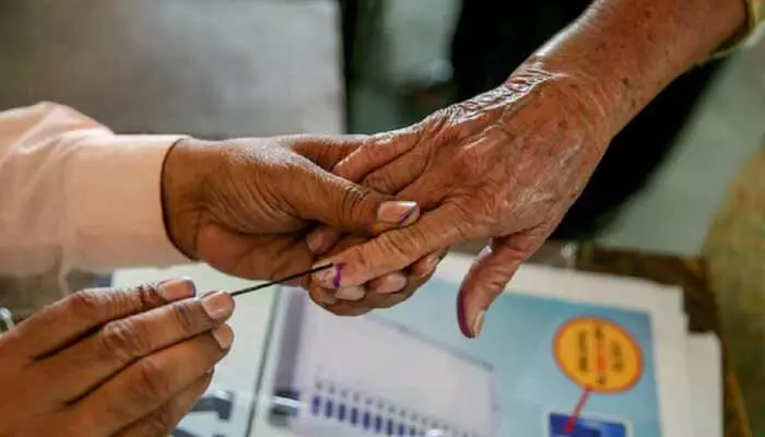 కొనసాగుతున్న కర్ణాటక ఎన్నికలు.. 224 నియోజకవర్గాల్లో పోలింగ్ కొనసాగుతున్న కర్ణాటక ఎన్నికలు.. 224 నియోజకవర్గాల్లో పోలింగ్
