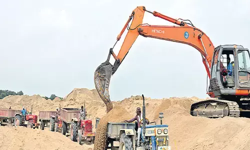 యథేచ్ఛగా ఇసుక అక్రమ రవాణ.. పట్టించుకోని అధికారులు