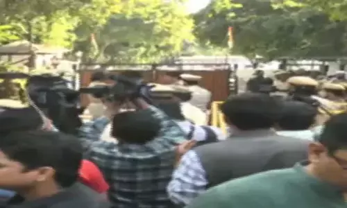 బ్రేకింగ్: ఢిల్లీలోని CM కేసీఆర్ అధికారిక నివాసం వద్ద తీవ్ర ఉద్రిక్తత