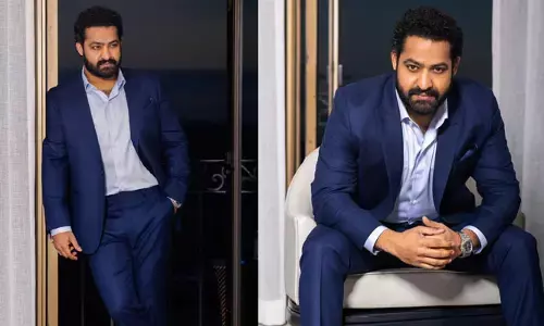 బ్లూ సూట్‌లో ఫ్యాన్స్‌ను ఆకట్టుకుంటున్న ఎన్టీఆర్ న్యూ లుక్..