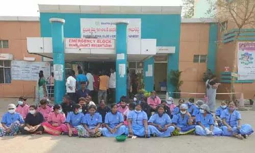 ప్రభుత్వ ఆసుపత్రి ఎదుట ఔట్ సోర్సింగ్ ఉద్యోగుల ధర్నా..