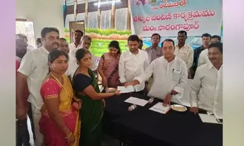 కళ్యాణ లక్ష్మి చెక్కులను పంపిణీ చేసిన మంత్రి..