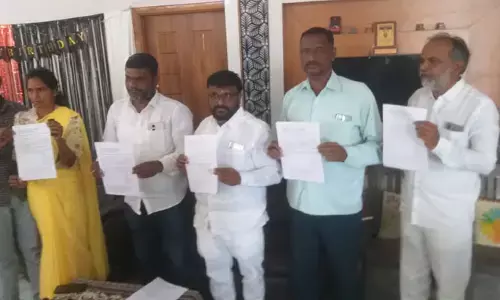 కాంగ్రెస్ పార్టీకి బిగ్ షాక్.. ఆ పార్టీకి చెందిన నలుగురు కౌన్సిలర్ల రాజీనామా!