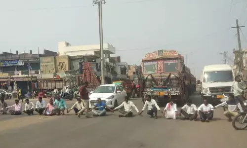 ధాన్యం డబ్బుల కోసం రైతుల ధర్నా