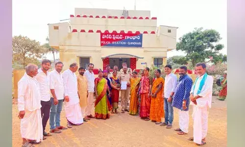 గాంధారి పోలీస్ స్టేషన్లో బండి సంజయ్ పై ఫిర్యాదు..
