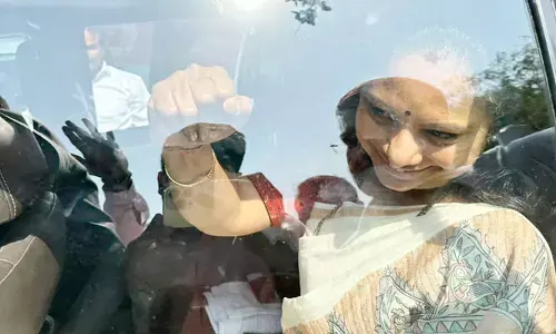 ఈడీ ఆఫీసు నుంచి బయటకు వచ్చిన కవిత