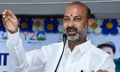 మహిళా కమిషన్ నోటీసులపై బండి సంజయ్ రియాక్షన్ ఇదే
