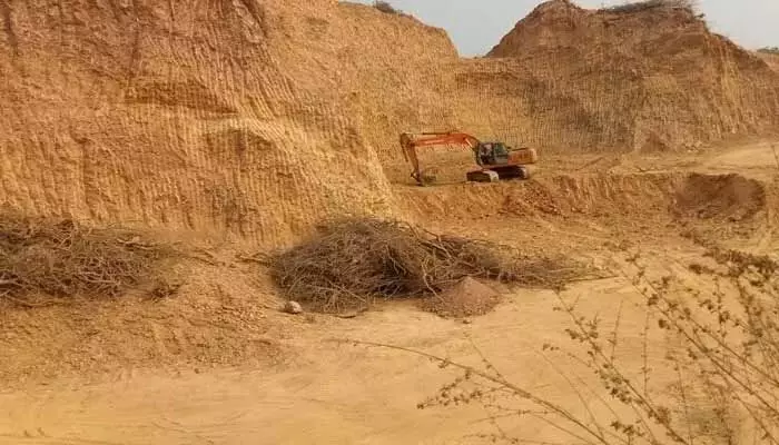 రెచ్చిపోతున్న ‘‘మైనింగ్’’ మాఫియా.. ఖమ్మం పరిసర ప్రాంతాల్లో గుట్టలు మాయం! రెచ్చిపోతున్న ‘‘మైనింగ్’’ మాఫియా.. ఖమ్మం పరిసర ప్రాంతాల్లో గుట్టలు మాయం!