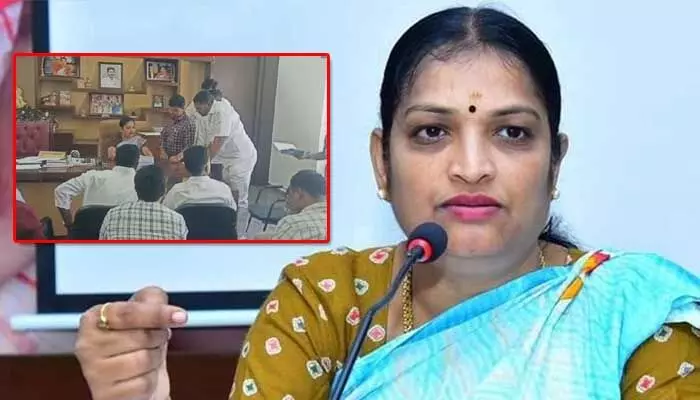 Minister: 20 మంది ఓటర్లుంటే రూ.20వేలు ఇవ్వండి (Video Viral) Minister: 20 మంది ఓటర్లుంటే రూ.20వేలు ఇవ్వండి (Video Viral)