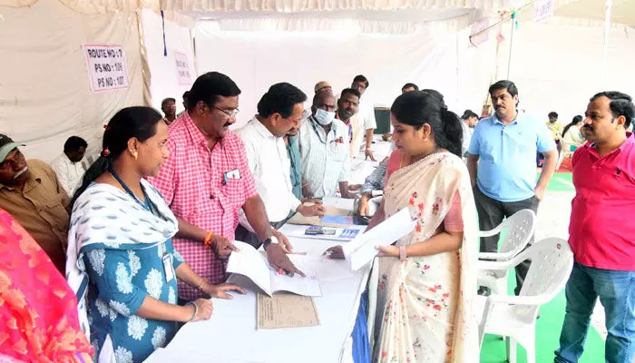 TS: నేడే టీచర్ MLC పోలింగ్.. మొత్తం ఎంతమంది బరిలో నిలిచారంటే? TS: నేడే టీచర్ MLC పోలింగ్.. మొత్తం ఎంతమంది బరిలో నిలిచారంటే?