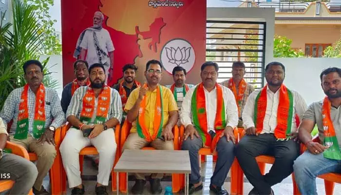 ఎమ్మెల్సీ కవితను బీఆర్ఎస్ పార్టీ నుండి ఎమ్మెల్సీ పదవి నుండి బర్తరఫ్ చేయాలి.. ఎమ్మెల్సీ కవితను బీఆర్ఎస్ పార్టీ నుండి ఎమ్మెల్సీ పదవి నుండి బర్తరఫ్ చేయాలి..