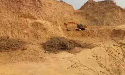 రెచ్చిపోతున్న ‘‘మైనింగ్’’ మాఫియా.. ఖమ్మం పరిసర ప్రాంతాల్లో గుట్టలు మాయం!