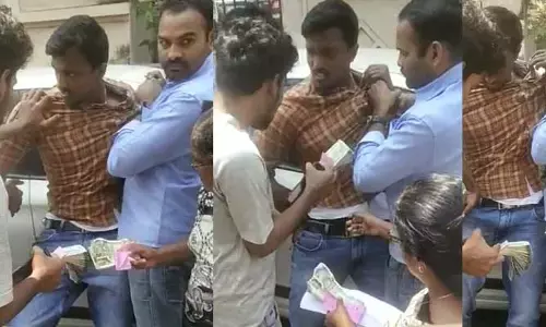 visakha: ఎమ్మెల్సీ ఓటర్లకు డబ్బులు పంచుతున్న ఎంపీ అనుచరుడు