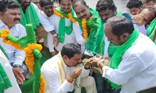తాటికల్లు సేవించిన మంత్రి ఎర్రబెల్లి దయాకర్ రావు (వీడియో)