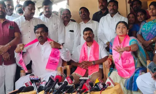 సర్పంచ్ నవ్య ఇంటికి ఎమ్మెల్యే రాజయ్య
